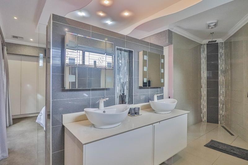 5 Bedroom Property for Sale in Linkside Western Cape